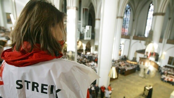 Bei einer Andacht haben sich Beschäftigte des Einzelhandels Beistand für ihren Sreik erbeten. © picture-alliance/ dpa | Bodo Marks Foto: Bodo Marks