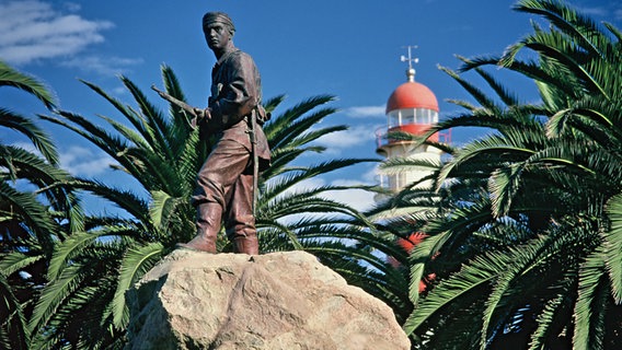 Ein Denkmal für die deutschen Gefallenen der Herero-Kriege in Swakopmund (Namibia). © DUMONT Bildarchiv Foto: Clemens Emmler