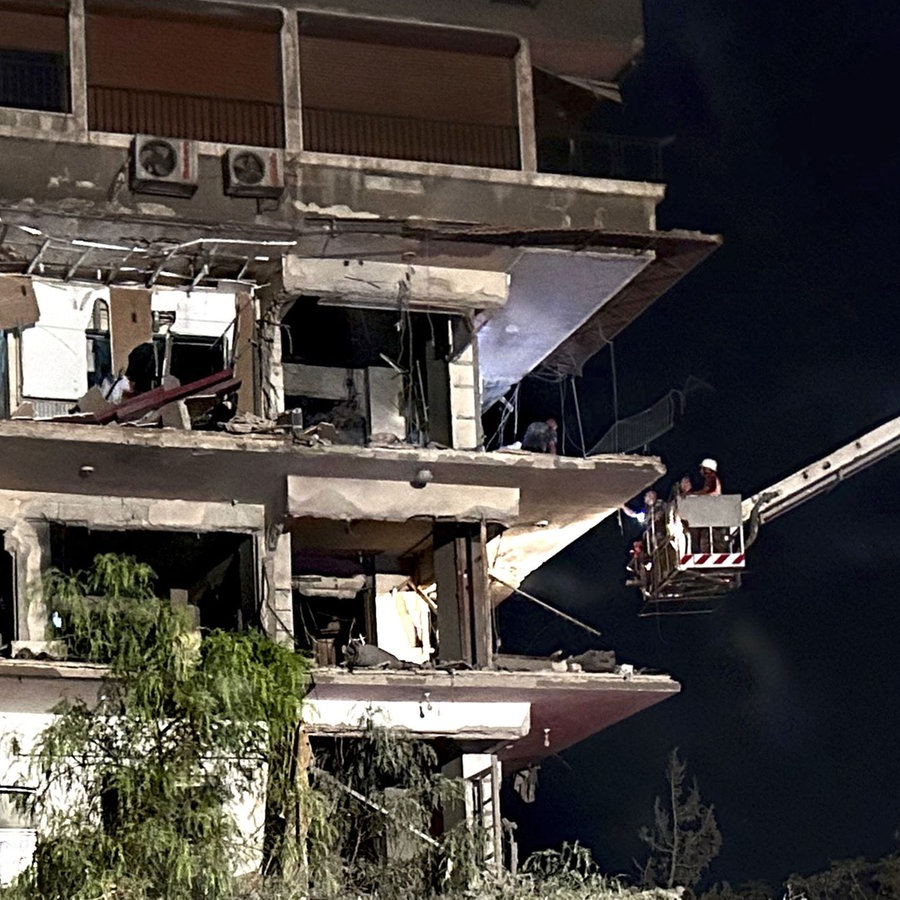 Rettungskräfte überprüfen mit einem Kran ein beschädigtes Gebäude, das von einem mutmaßlich israelischen Angriff getroffen wurde. © picture alliance/dpa/AP | Foto: Omar Sanadiki