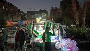 Ein Straßenverkäufer zeigt ein Siegeszeichen im Viertel Bab Touma in der Altstadt von Damaskus (Syrien). © AP/dpa Foto: Leo Correa