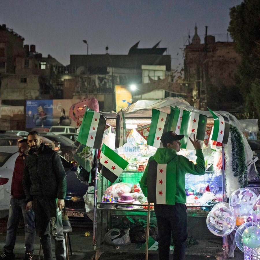 Ein Straßenverkäufer zeigt ein Siegeszeichen im Viertel Bab Touma in der Altstadt von Damaskus (Syrien). © AP/dpa Foto: Leo Correa