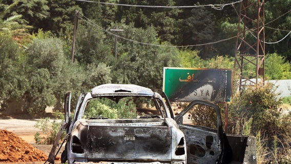 Ein ausgebranntes Fahrzeug ist in der Provinz Hama in Zentralsyrien zu sehen. In Syrien sind bei einem mutmaßlich von Israels Luftwaffe geflogenen Angriff laut Menschenrechtsaktivisten mehrere Menschen getötet worden, wie die Syrische Beobachtungsstelle für Menschenrechte mit Sitz in London mitteilte. © picture alliance/dpa/Xinhua | 