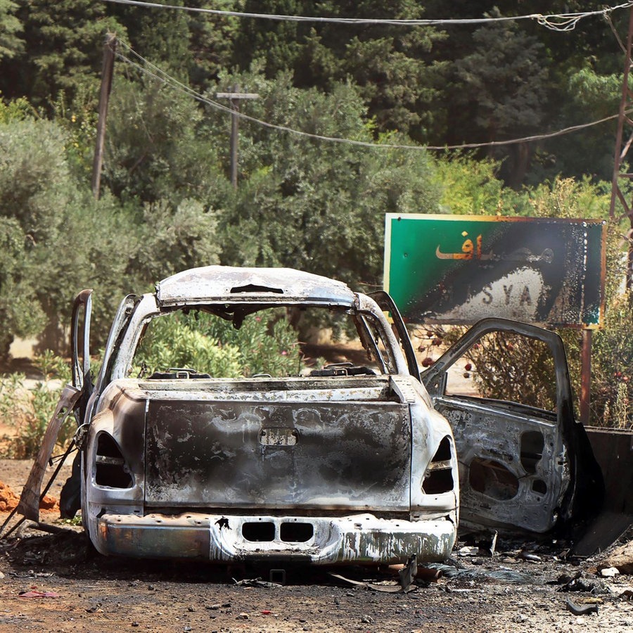 Ein ausgebranntes Fahrzeug ist in der Provinz Hama in Zentralsyrien zu sehen. In Syrien sind bei einem mutmaßlich von Israels Luftwaffe geflogenen Angriff laut Menschenrechtsaktivisten mehrere Menschen getötet worden, wie die Syrische Beobachtungsstelle für Menschenrechte mit Sitz in London mitteilte. © picture alliance/dpa/Xinhua | 