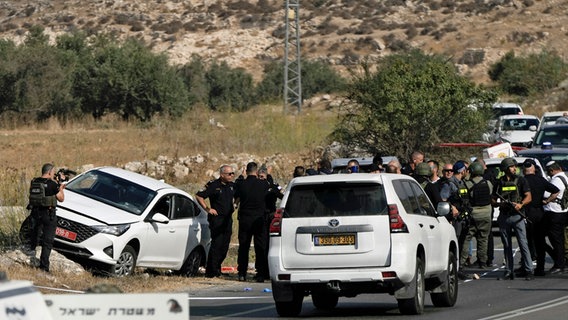 Israelische Sicherheitskräfte kontrollieren den Schauplatz eines Schusswechsels auf einer Straße in der Westjordanland-Stadt. © AP Foto: Mahmoud illean