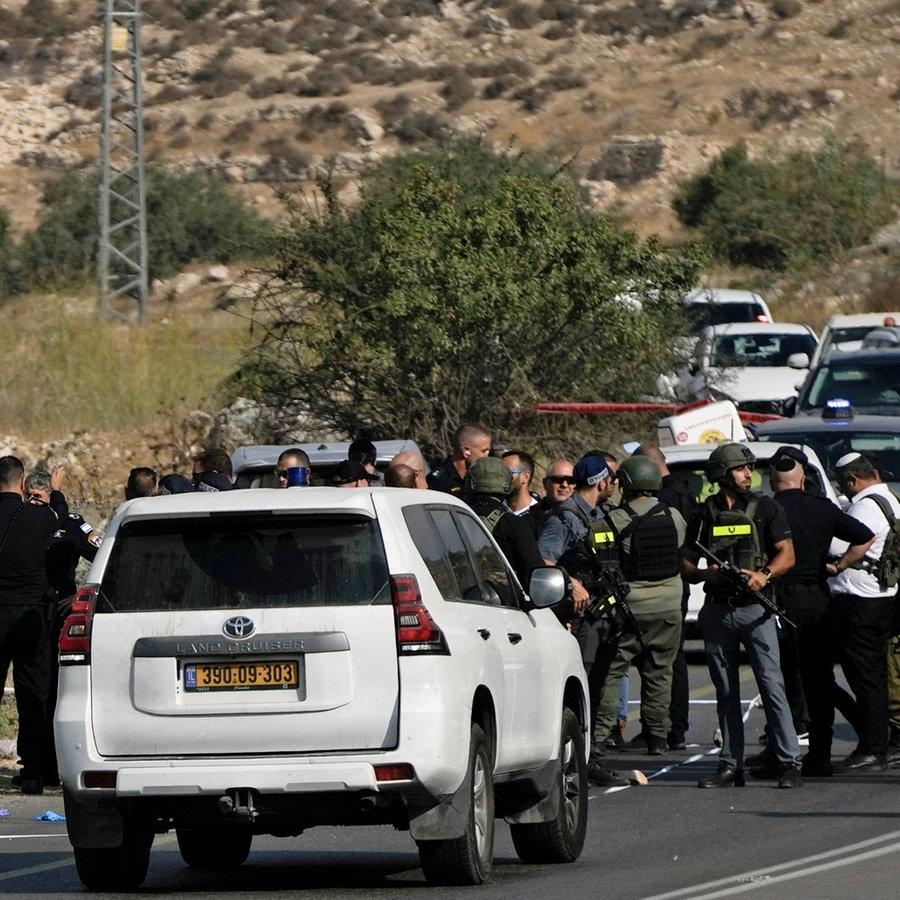 Israelische Sicherheitskräfte kontrollieren den Schauplatz eines Schusswechsels auf einer Straße in der Westjordanland-Stadt. © AP Foto: Mahmoud illean