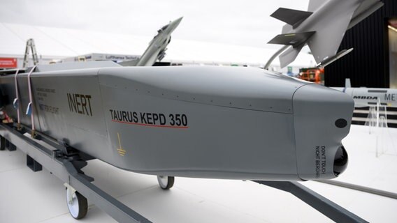 Der Marschflugkörper "Taurus KEPD-350" steht auf dem Gelände vom Flughafen Berlin Brandenburg (BER) am Stand des Rüstungskonzerns MBDA Deutschland. © dpa Foto: Bernd von Jutrczenka