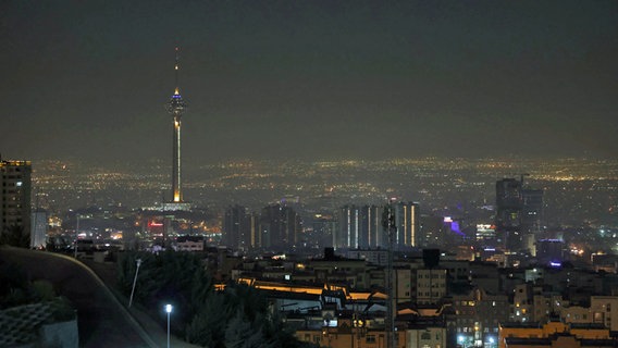 Ein Blick auf die iranische Hauptstadt Teheran am frühen Samstag. © AP/dpa Foto: Vahid Salemi