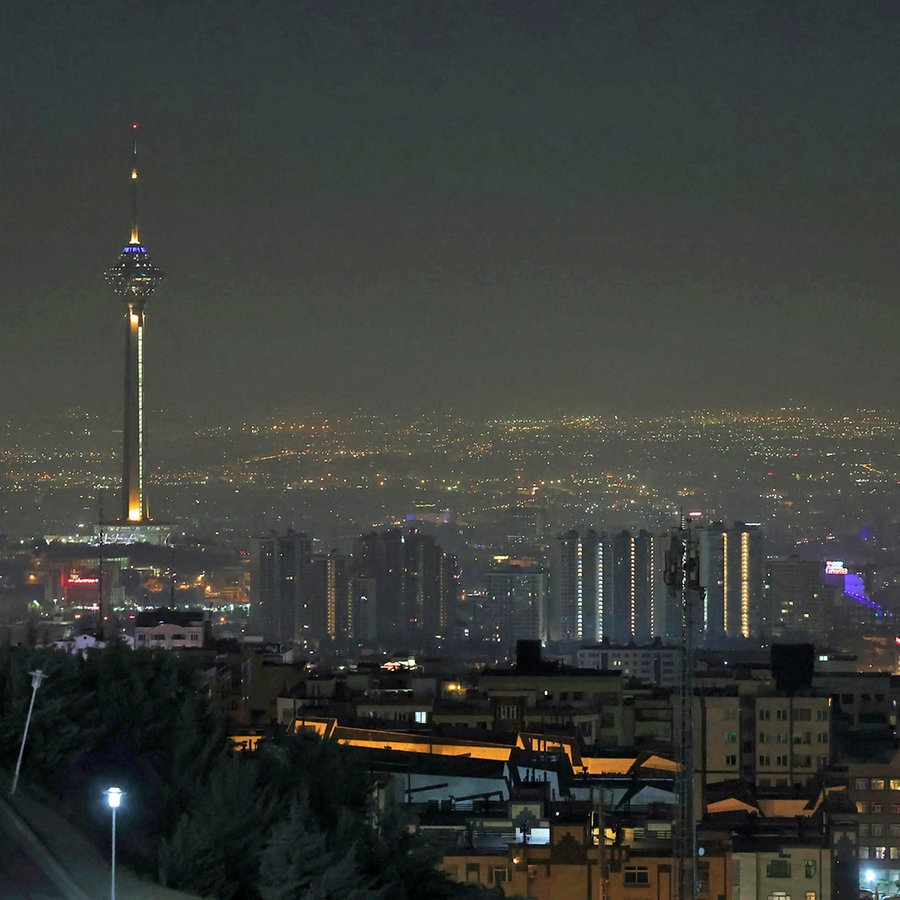 Ein Blick auf die iranische Hauptstadt Teheran am frühen Samstag. © AP/dpa Foto: Vahid Salemi