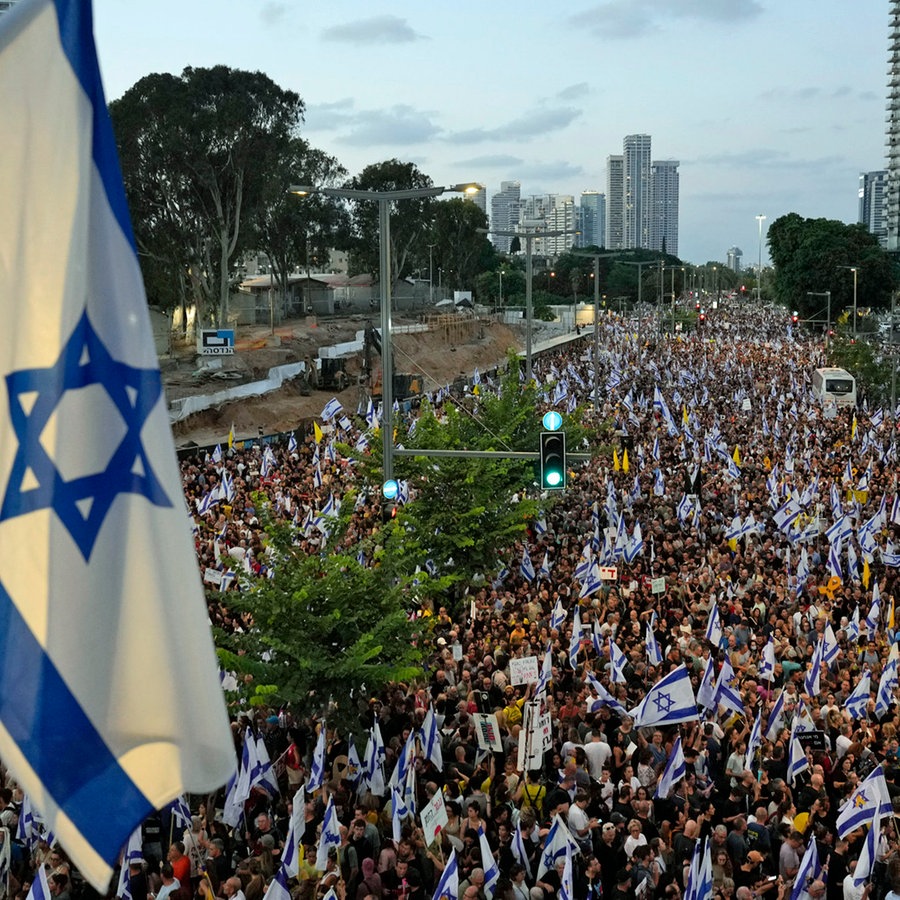 Menschen nehmen an einer Demonstration teil, bei der die sofortige Freilassung von Geiseln gefordert wird, die im Gazastreifen von der Terrororganisation Hamas festgehalten werden. © AP/dpa Foto: Ariel Schalit