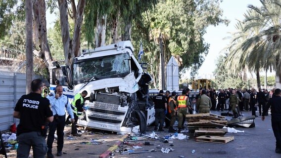 Polizei und Rettungskräfte sind am Ort eines Vorfalls mit einem LKW an der Gillot-Kreuzung in der Nähe von Tel Aviv im Einsatz. © XinHua/dpa Foto: Jamal Awad