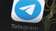 Das Logo der App Telegram ist auf dem Display eines IPhones zu sehen. © picture alliance Foto: Silas Stein