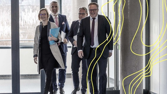 Katja Wolf (Fraktionsvorsitzende BSW), Steffen Schütz (Stellvertretender Fraktionsvorsitzender BSW), Georg Maier (SPD, geschäftsführender Inneminister), Mario Voigt (Fraktionsvorsitzender CDU) auf dem Weg zum Presseraum, 22.11.2024, Erfurt. © picture alliance / foto2press Foto: Steffen Proessdorf