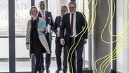 Katja Wolf (Fraktionsvorsitzende BSW), Steffen Schütz (Stellvertretender Fraktionsvorsitzender BSW), Georg Maier (SPD, geschäftsführender Inneminister), Mario Voigt (Fraktionsvorsitzender CDU) auf dem Weg zum Presseraum, 22.11.2024, Erfurt. © picture alliance / foto2press Foto: Steffen Proessdorf