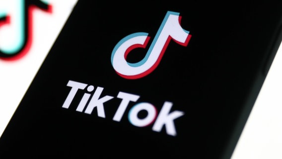 Ein Smartphone mit TikTok Logo. © pictrue alliance Foto: Jakub Porzycki