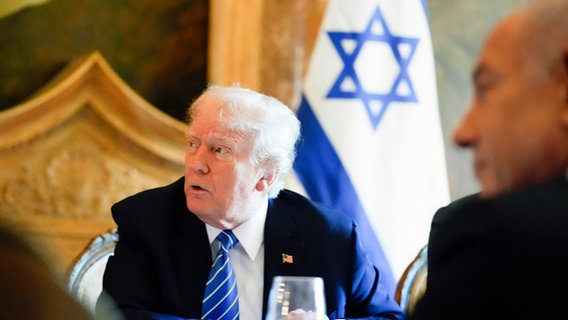 Der republikanische Präsidentschaftskandidat und ehemalige US-Präsident Donald Trump (links) trifft den israelischen Ministerpräsidenten Benjamin Netanjahu (rechts) in seinem Anwesen Mar-a-Lago in Palm Beach (Florida, USA). © AP/dpa Foto: Alex Brandon