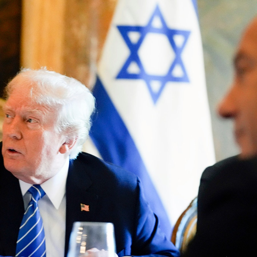 Der republikanische Präsidentschaftskandidat und ehemalige US-Präsident Donald Trump (links) trifft den israelischen Ministerpräsidenten Benjamin Netanjahu (rechts) in seinem Anwesen Mar-a-Lago in Palm Beach (Florida, USA). © AP/dpa Foto: Alex Brandon