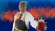 Der republikanische Präsidentschaftskandidat und ehemalige Präsident Donald Trump serviert eine Pommes-Bestellung, bei einem Besuch bei McDonald's in Feasterville-Trevose, Pa., Sonntag, 20. Oktober 2024. © The New York Times via AP, Pool Foto: Doug Mills