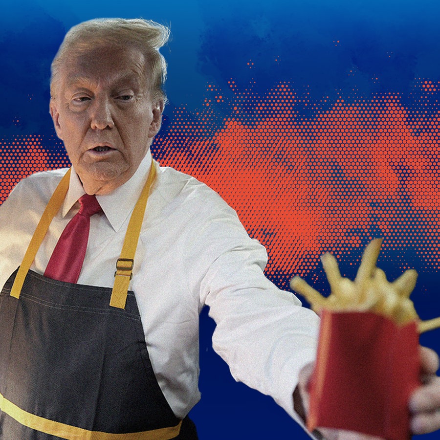 Der republikanische Präsidentschaftskandidat und ehemalige Präsident Donald Trump serviert eine Pommes-Bestellung, bei einem Besuch bei McDonald's in Feasterville-Trevose, Pa., Sonntag, 20. Oktober 2024. © The New York Times via AP, Pool Foto: Doug Mills