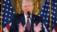 Der designierte US-Präsident Donald Trump spricht während einer Pressekonferenz in Mar-a-Lago (Palm Beach, Florida, USA). © AP/dpa Foto: Evan Vucci