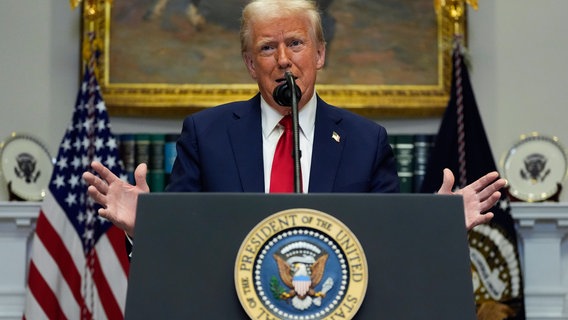 US-Präsident Donald Trump redet im Oval Office des Weißen Hauses in Washington (USA). © AP/dpa Foto: Julia Demaree Nikhinson