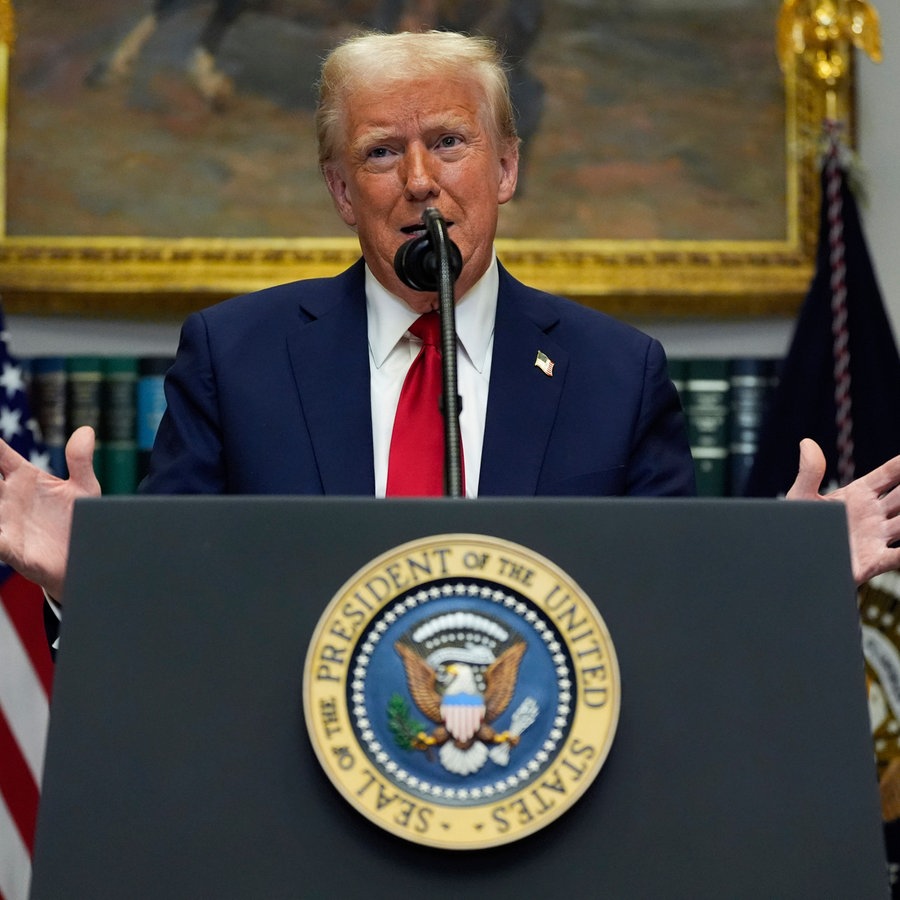 US-Präsident Donald Trump redet im Oval Office des Weißen Hauses in Washington (USA). © AP/dpa Foto: Julia Demaree Nikhinson