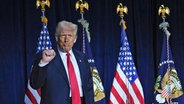 US-Präsident Donald Trump nimmt am Nationalen Gebetsfrühstück auf dem Capitol Hill teil. © AP/dpa Foto: Evan Vucci