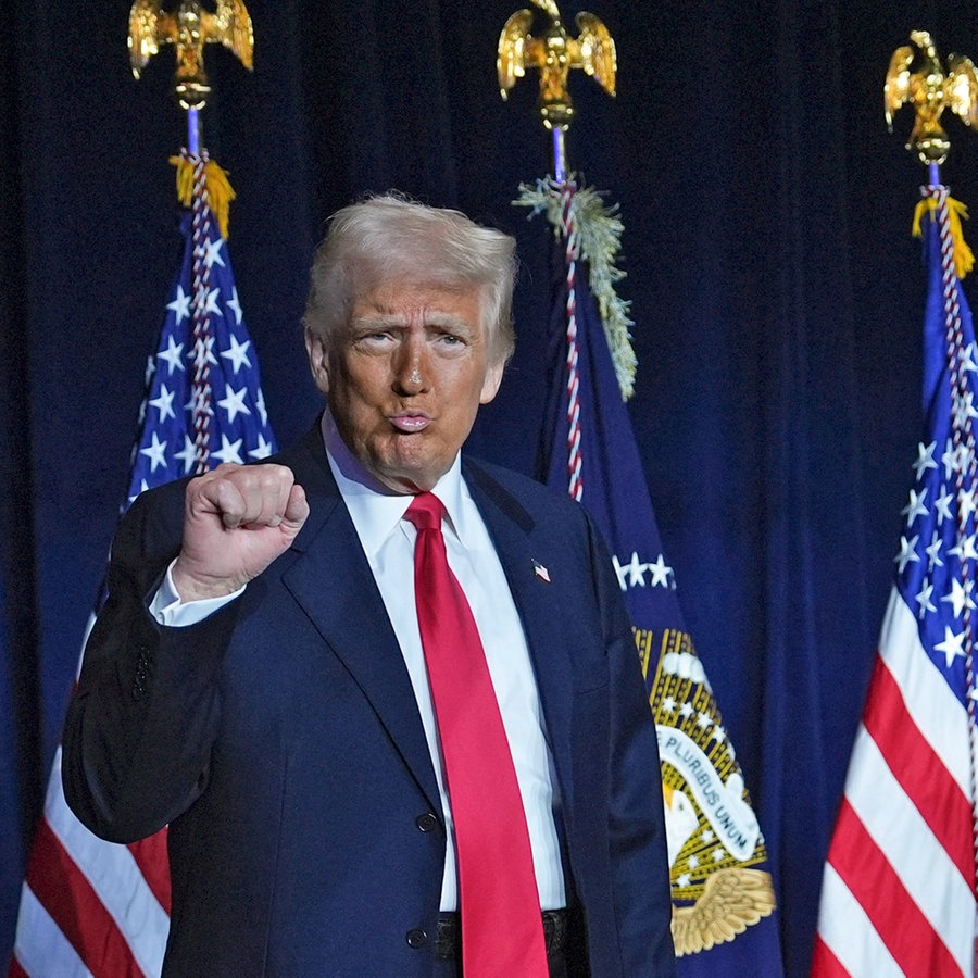 US-Präsident Donald Trump nimmt am Nationalen Gebetsfrühstück auf dem Capitol Hill teil. © AP/dpa Foto: Evan Vucci