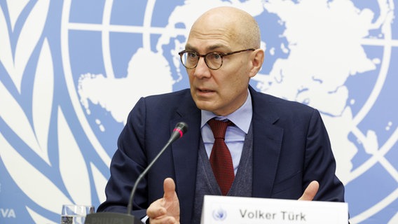 Der UNO-Hochkommissar für Menschenrechte, Volker Türk, spricht zu den Medien während einer Pressekonferenz, am europäischen Hauptsitz der Vereinten Nationen (Archivbild). © dpa/KEYSTONE Foto: Salvatore Di Nolfi