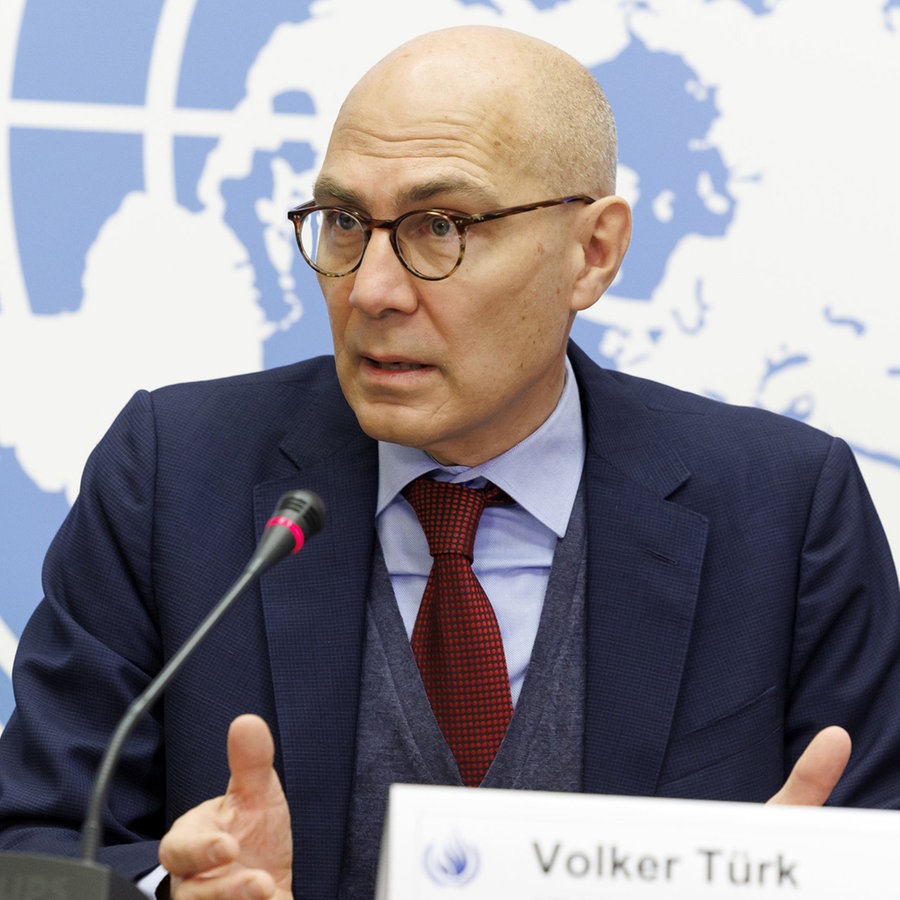 Der UNO-Hochkommissar für Menschenrechte, Volker Türk, spricht zu den Medien während einer Pressekonferenz, am europäischen Hauptsitz der Vereinten Nationen (Archivbild). © dpa/KEYSTONE Foto: Salvatore Di Nolfi