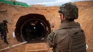 Ein israelischer Soldat steht vor einem Tunnel der Hamas im Gazastreifen © picture alliance / Xinhua News Agency | Xinhua 