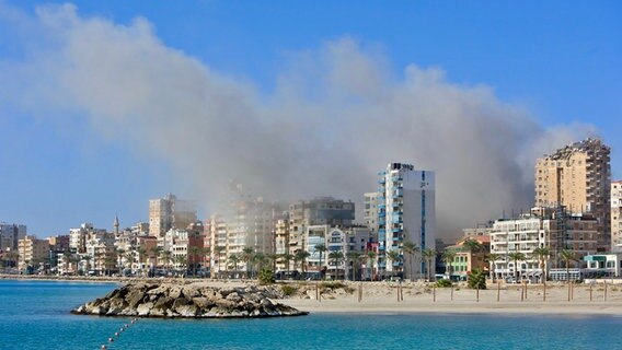 Rauch steigt von Häusern auf nach einem israelischen Luftangriff auf Tyros (Libanon).. © XinHua/dpa Foto: Ali Hashisho