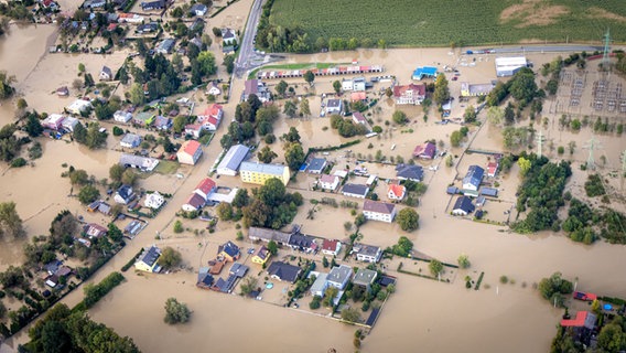 Stadtgebiet von Bohumín-Pudlov. Im oberen Teil rechts ist das Umspannwerk zu sehen, das wegen Überschwemmung stillgelegt wurde. © picture alliance/dpa/CTK | Sznapka Petr Foto: Sznapka Petr