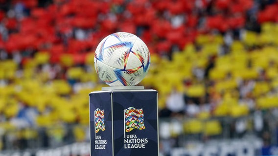 Der Fußball der UEFA Nations League liegt auf einem Sockel, der in einem Stadion steht. © Pressefoto Baumann Foto: Hansjürgen Britsch