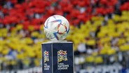 Der Fußball der UEFA Nations League liegt auf einem Sockel, der in einem Stadion steht. © Pressefoto Baumann Foto: Hansjürgen Britsch