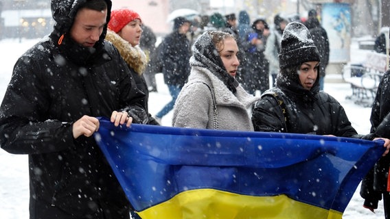 Demonstranten im ukrainischen Vinnytsia fordern die Grenzen von 1991. © picture alliance Foto: Lapin Oleksandr