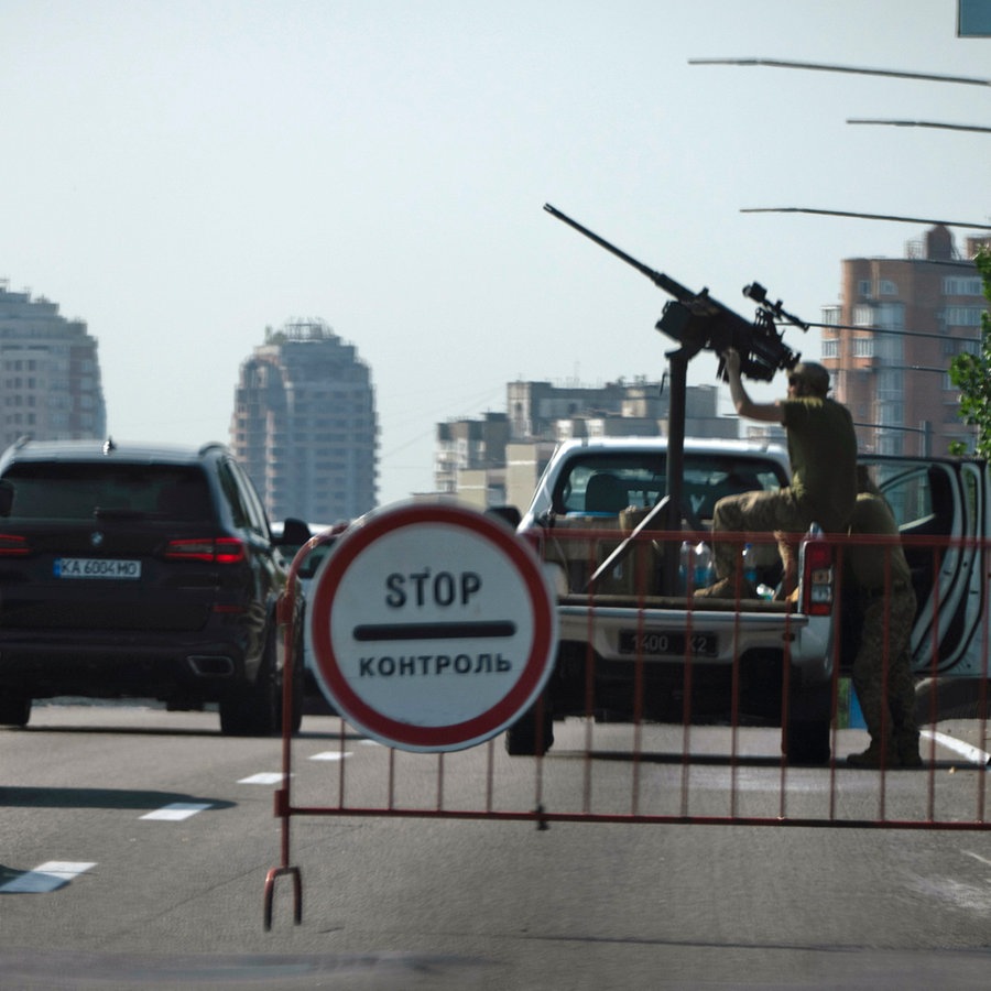 Ukrainische Soldaten bewachen den Himmel mit einem Maschinengewehr auf einer Stadtstraße während einem der massivsten russischen Raketen- und Drohnenangriffe gegen ukrainische Energieobjekte. © dpa/AP Foto: Efrem Lukatsky