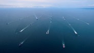 Auf diesem Foto aus einem Video, das vom Pressedienst des russischen Verteidigungsministeriums am Dienstag, den 10. September 2024, veröffentlicht wurde, fahren Kriegsschiffe der russischen Pazifikflotte während der strategischen Kommando- und Stabsübungen Ocean-2024. © picture alliance/dpa/Russisches Verteidigungsministerium/AP | ---- 