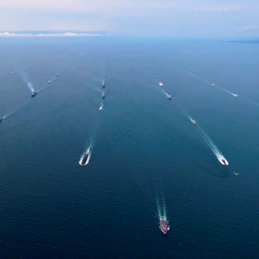 Auf diesem Foto aus einem Video, das vom Pressedienst des russischen Verteidigungsministeriums am Dienstag, den 10. September 2024, veröffentlicht wurde, fahren Kriegsschiffe der russischen Pazifikflotte während der strategischen Kommando- und Stabsübungen Ocean-2024. © picture alliance/dpa/Russisches Verteidigungsministerium/AP | ---- 