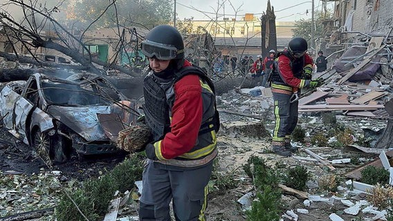 In Saporischschja räumen Rettungskräfte die Trümmer auf, nachdem Russland die Stadt in der Nacht mit Lenkbomben angegriffen hat. © Ukrainian Emergency Service/AP/dpa 