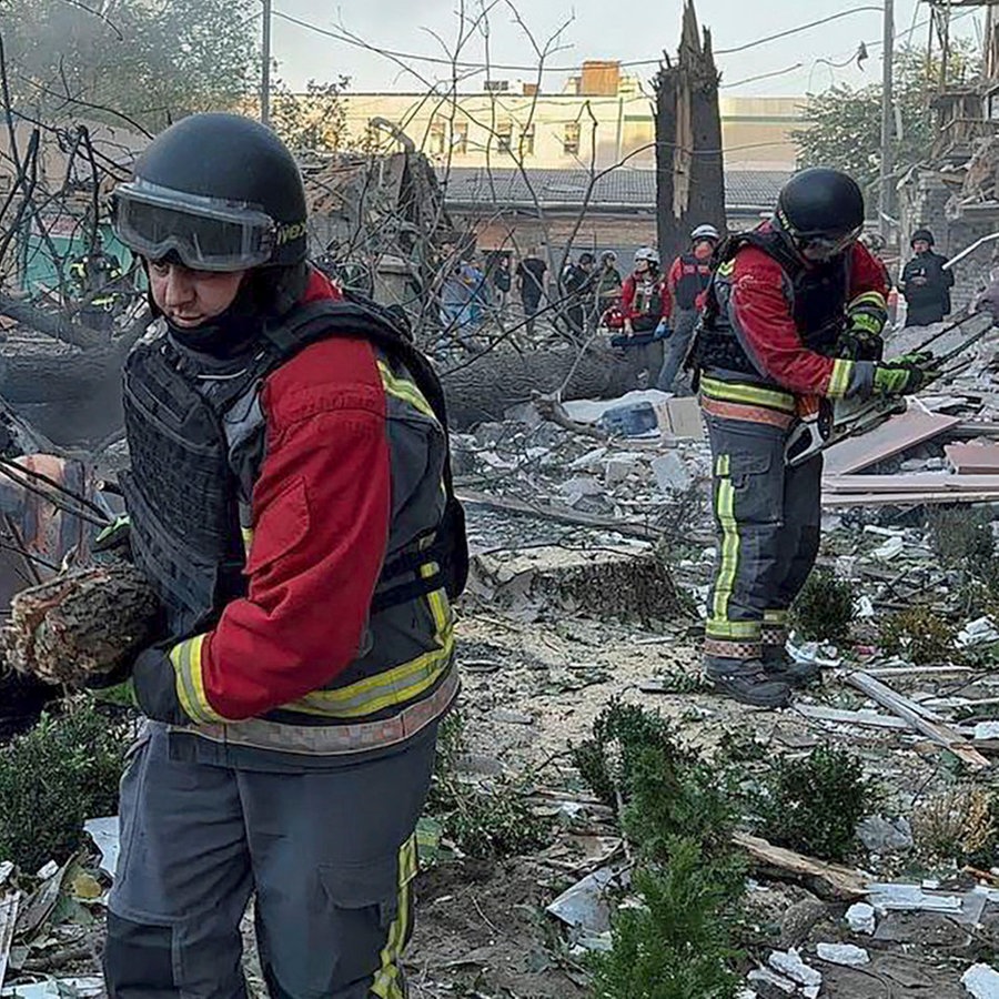 In Saporischschja räumen Rettungskräfte die Trümmer auf, nachdem Russland die Stadt in der Nacht mit Lenkbomben angegriffen hat. © Ukrainian Emergency Service/AP/dpa 