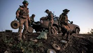 Soldaten der 24. Mechanisierten Brigade der Ukraine installieren Panzerabwehrminen und nicht explosive Hindernisse entlang der Frontlinie in der Nähe der Stadt Chasiv Yar (Tschassiw Jar). © Ukrainian 24th Mechanised Brigade via AP/dp Foto: Oleg Petrasiuk