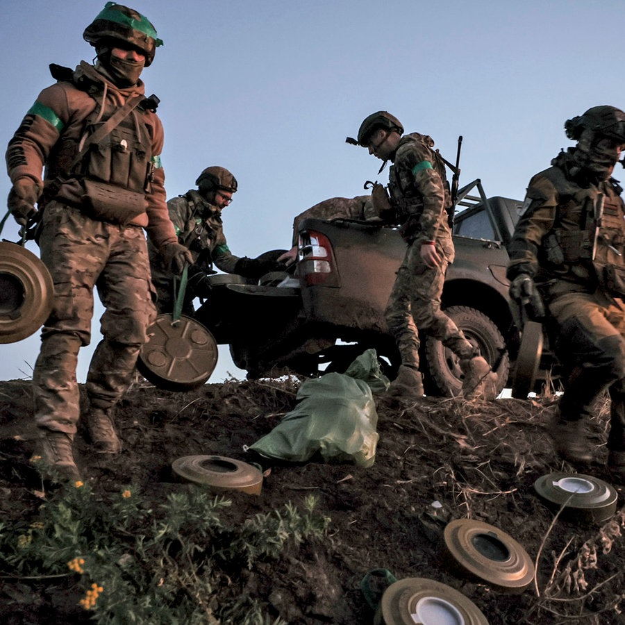 Soldaten der 24. Mechanisierten Brigade der Ukraine installieren Panzerabwehrminen und nicht explosive Hindernisse entlang der Frontlinie in der Nähe der Stadt Chasiv Yar (Tschassiw Jar). © Ukrainian 24th Mechanised Brigade via AP/dp Foto: Oleg Petrasiuk