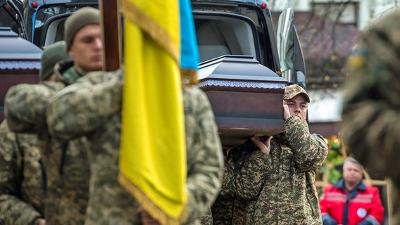 Verwandte, Freunde und Kameraden nehmen an einer Trauerfeier für gefallene Soldaten teil, die an der Front bei der Verteidigung der Ukraine gegen die russischen Besatzer gefallen sind. © NurPhoto Foto: Maxym Marusenko