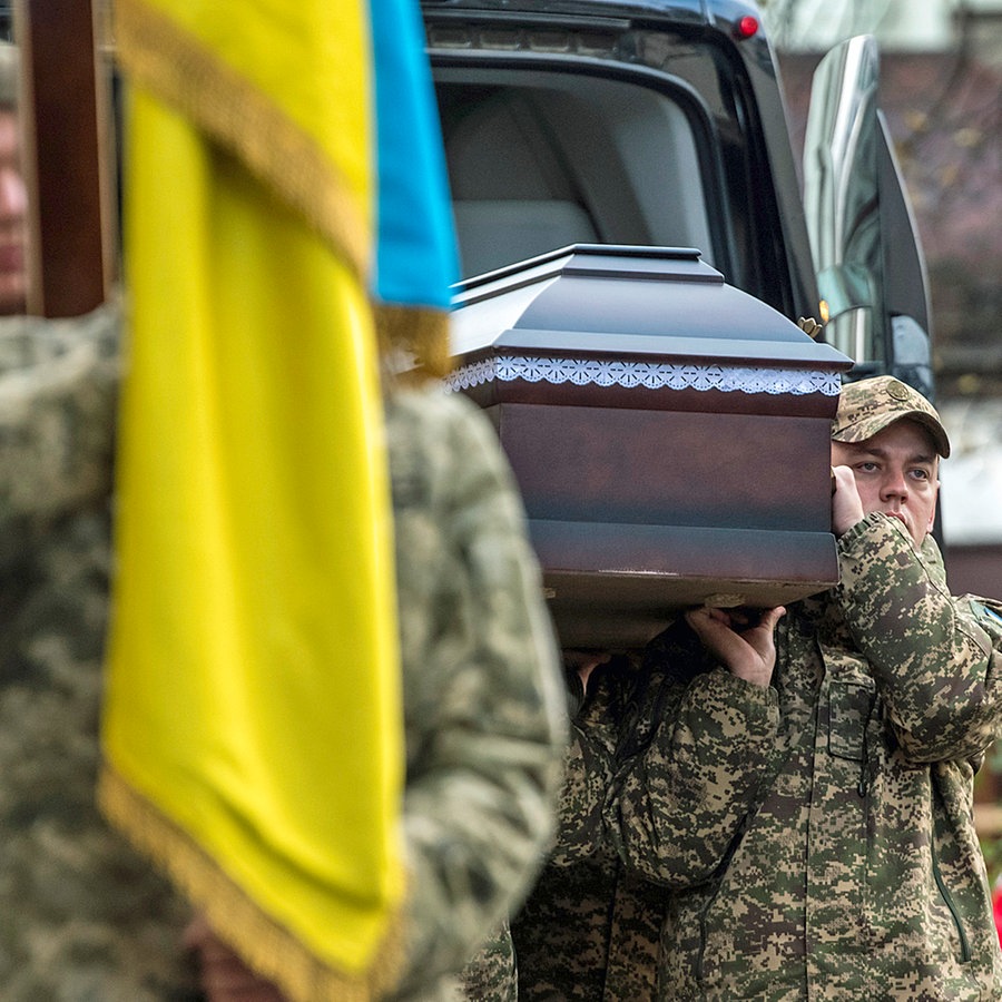 Verwandte, Freunde und Kameraden nehmen an einer Trauerfeier für gefallene Soldaten teil, die an der Front bei der Verteidigung der Ukraine gegen die russischen Besatzer gefallen sind. © NurPhoto Foto: Maxym Marusenko