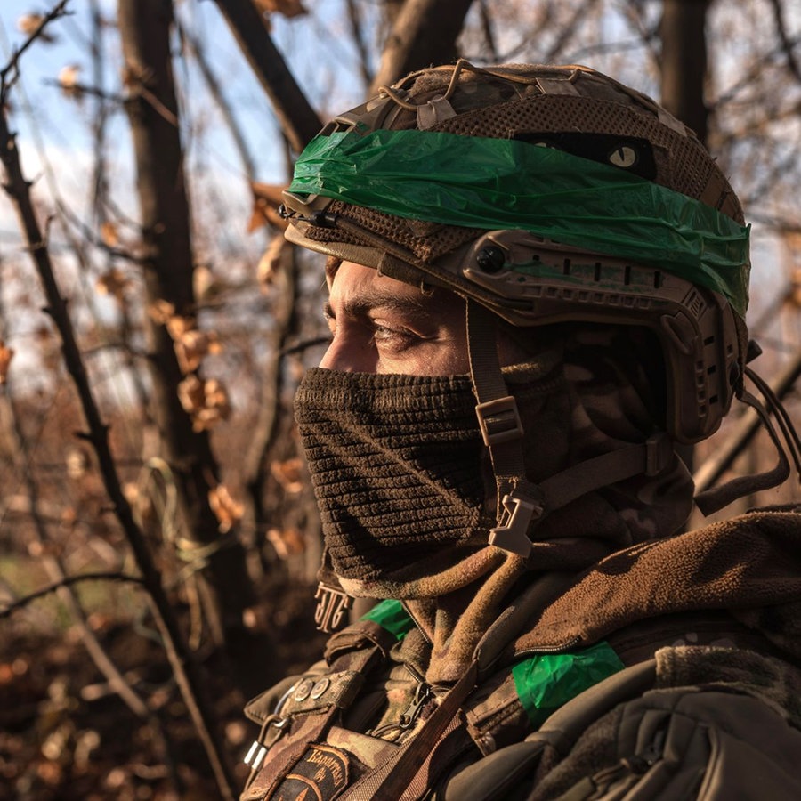 Ein gut getarnter ukrainischer Soldat. © picture alliance / Anadolu | Diego Herrera Carcedo Foto: Diego Herrera Carcedo