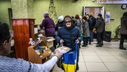 Ukrainer erhalten Grundnahrungsmittel im Gebiet Donezk, Ukraine. © picture alliance / Anadolu Foto: Jose Colon