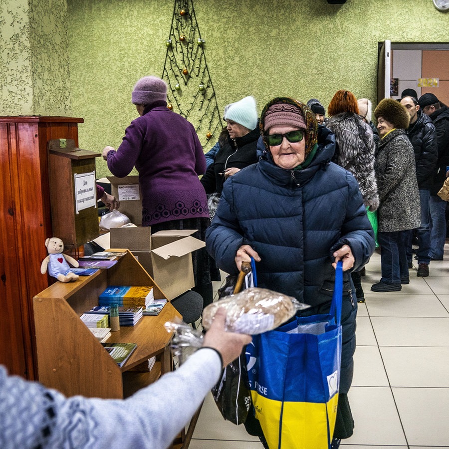 Ukrainer erhalten Grundnahrungsmittel im Gebiet Donezk, Ukraine. © picture alliance / Anadolu Foto: Jose Colon