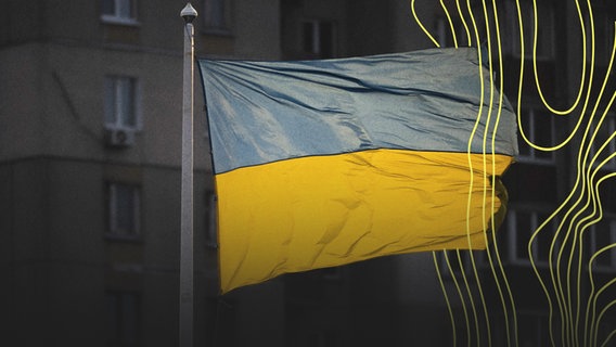 Die Flagge der Ukraine vor einem Wohnblock. © picture alliance Foto: Andreas Stroh