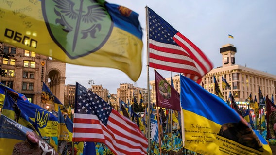 Amerikanische Flaggen auf einem provisorischen Denkmal zu Ehren der Soldaten der ukrainischen Streitkräfte in Kiew. © IMAGO / NurPhoto 