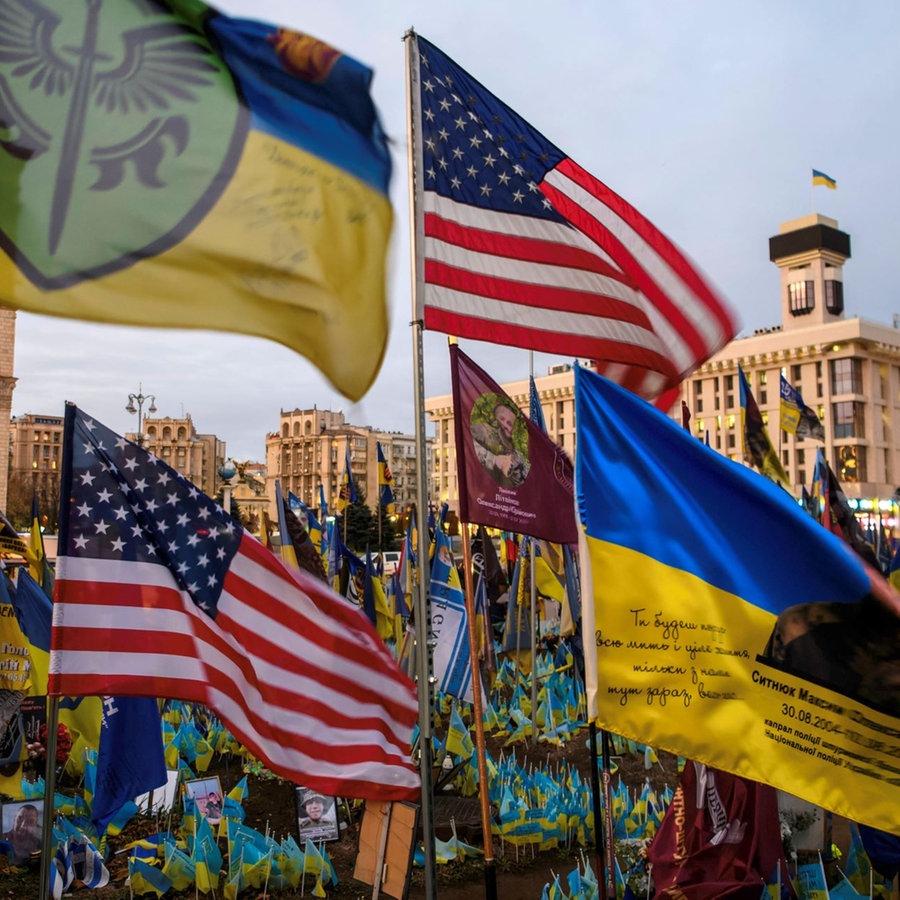 Amerikanische Flaggen auf einem provisorischen Denkmal zu Ehren der Soldaten der ukrainischen Streitkräfte in Kiew. © IMAGO / NurPhoto 